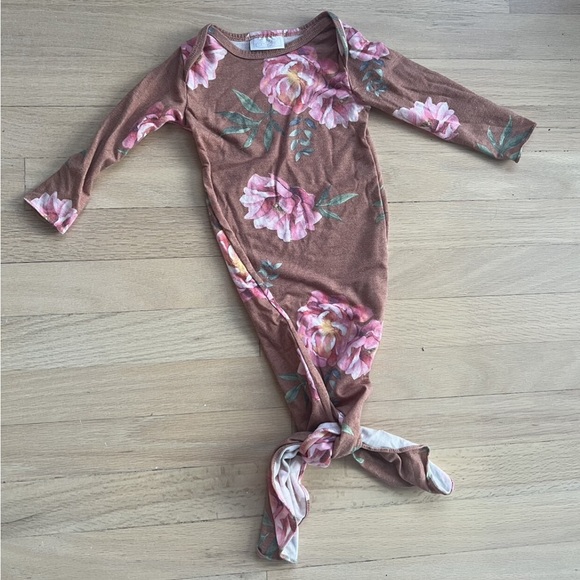 Newborn knotted gown & bow - Picture 4 of 6